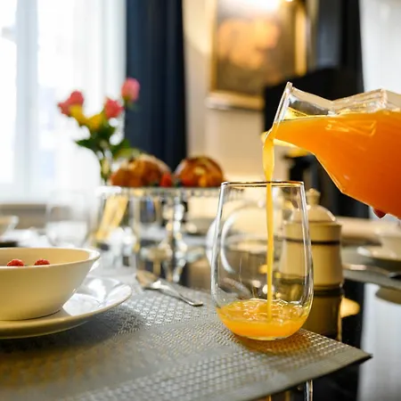 The Rent - Refined One-bedroom In The Historic Center Appartement